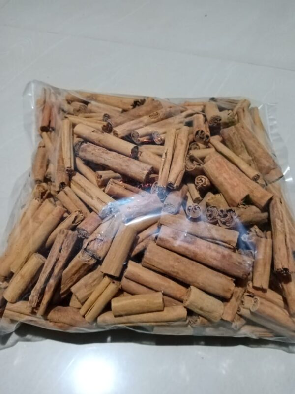 Cinnamon sticks cuts in various sizes the remaining small peaces in between 1 2 inches packed iin 1 kg bag